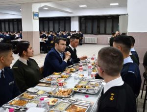 Selçuk Bayraktar, Harbiyelilerle önce iftar yaptı, sonra milli teknolojiyi konuştu