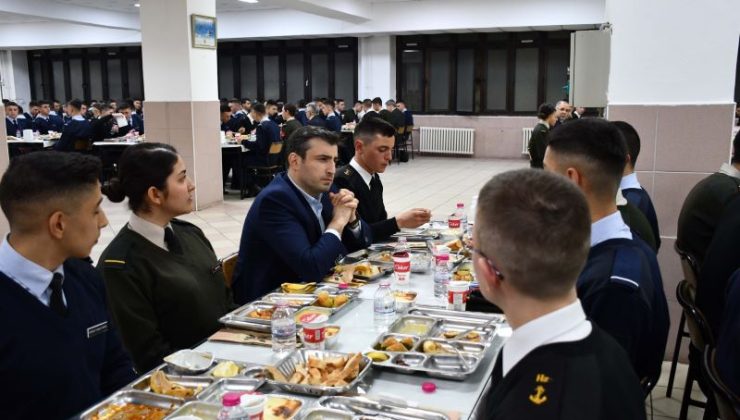 Selçuk Bayraktar, Harbiyelilerle önce iftar yaptı, sonra milli teknolojiyi konuştu