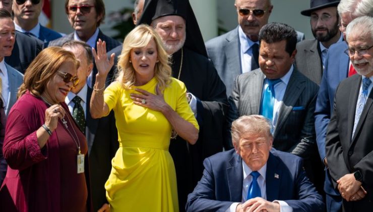 Trump’tan dini özgürlükler imzası: “Ülkemize dini geri getiriyoruz”
