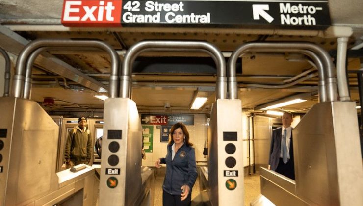 Daha güvenli metrolar için yeni adım: Vali Hochul’dan kamu güvenliğine yatırım