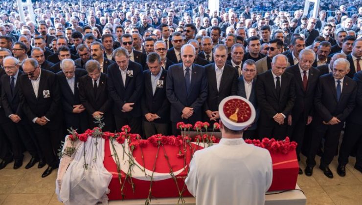 Sırrı Süreyya Önder son yolculuğuna uğurlandı… Annesi tabutu başında ağıtlar yaktı