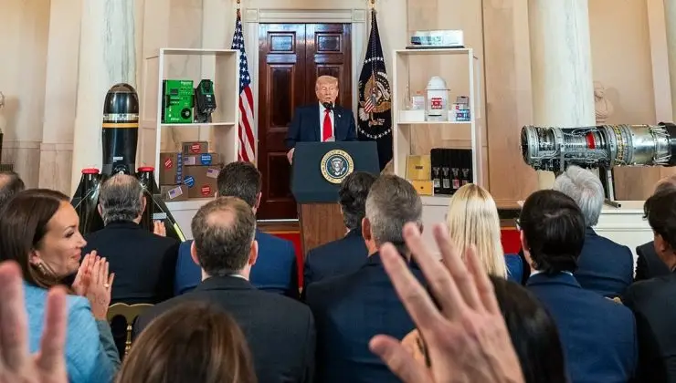 Trump, dev şirketlerin patronlarıyla buluştu